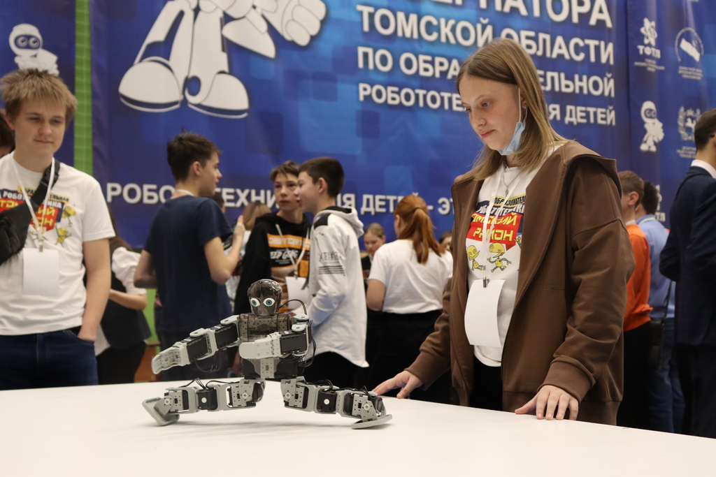 Фото с робототехнических соревнований Танцы андроидных роботов.